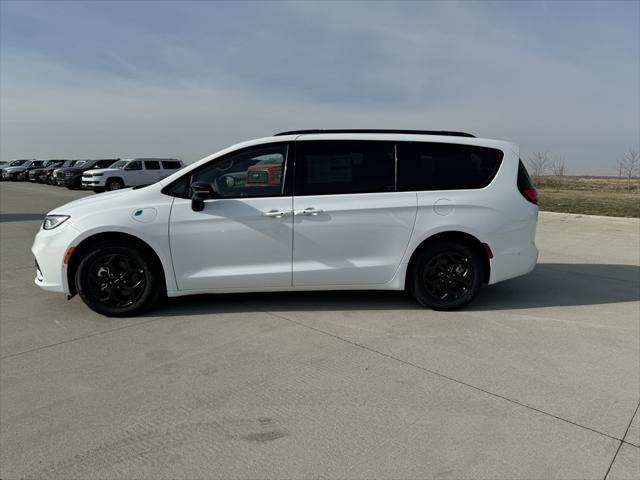 new 2024 Chrysler Pacifica Hybrid car, priced at $51,566