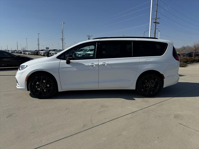 new 2024 Chrysler Pacifica car, priced at $41,522