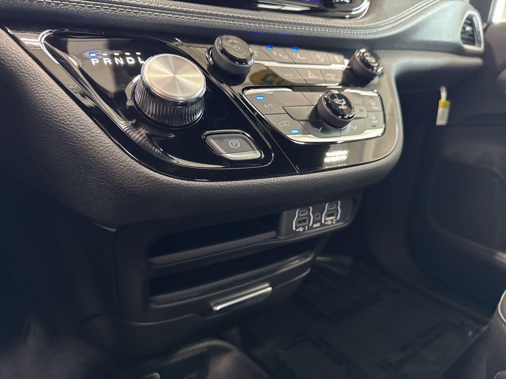 new 2025 Chrysler Pacifica car, priced at $38,866