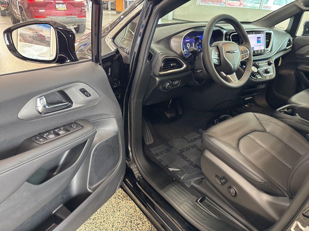 new 2025 Chrysler Pacifica car, priced at $38,866