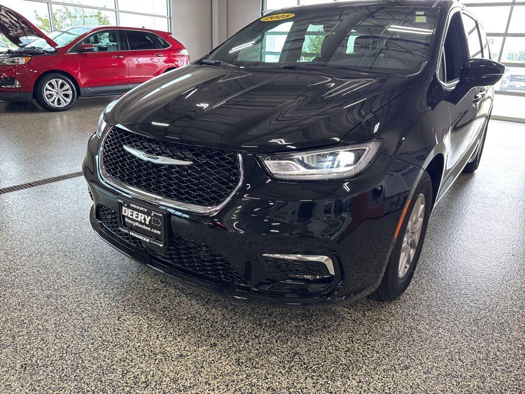 new 2025 Chrysler Pacifica car, priced at $38,866