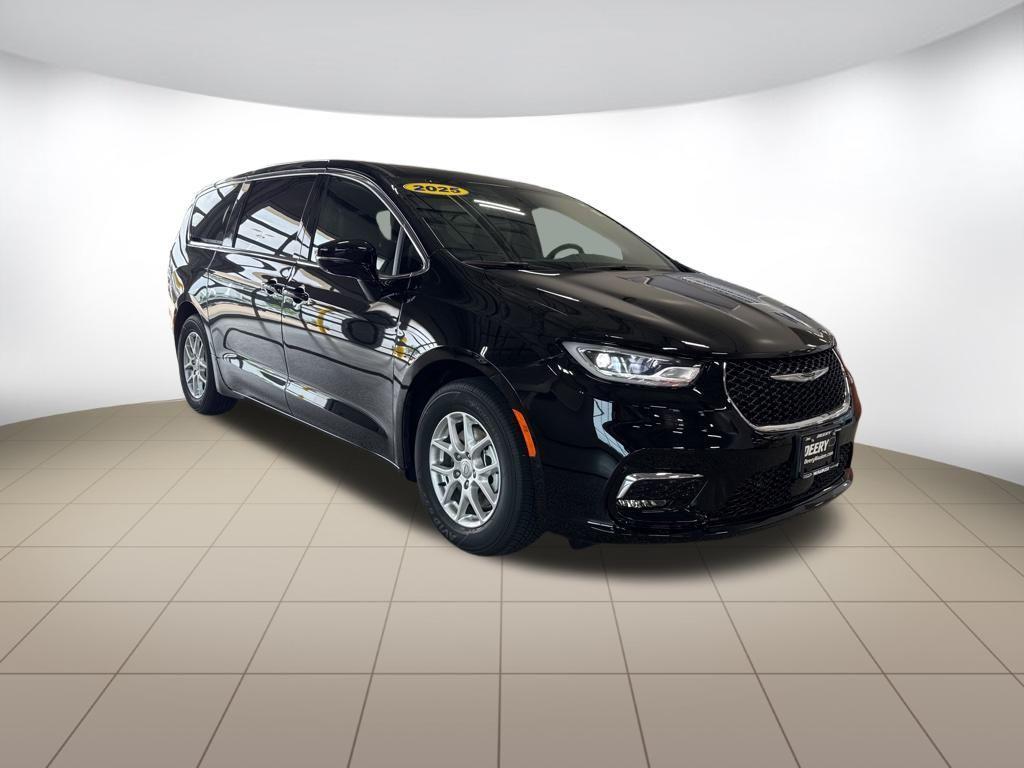 new 2025 Chrysler Pacifica car, priced at $41,226