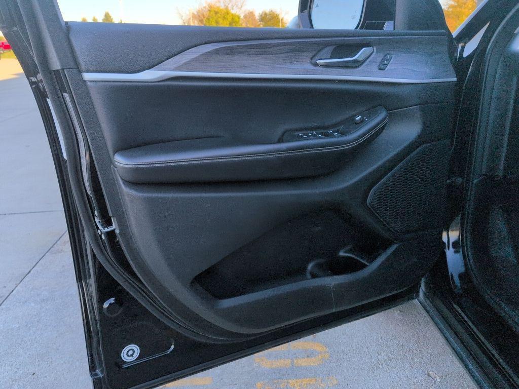 used 2023 Jeep Grand Cherokee car, priced at $28,655