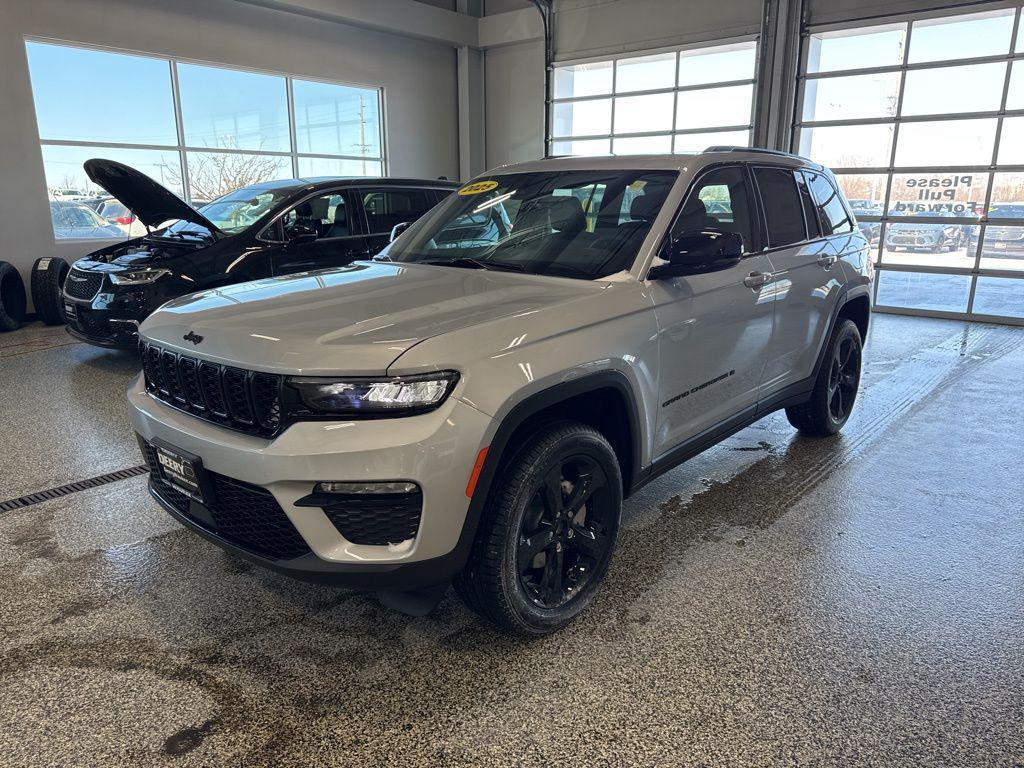 new 2025 Jeep Grand Cherokee car, priced at $42,256