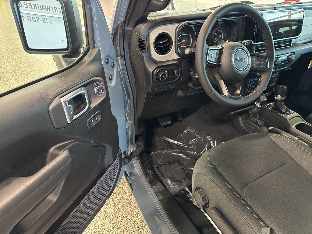 new 2025 Jeep Wrangler car, priced at $45,334