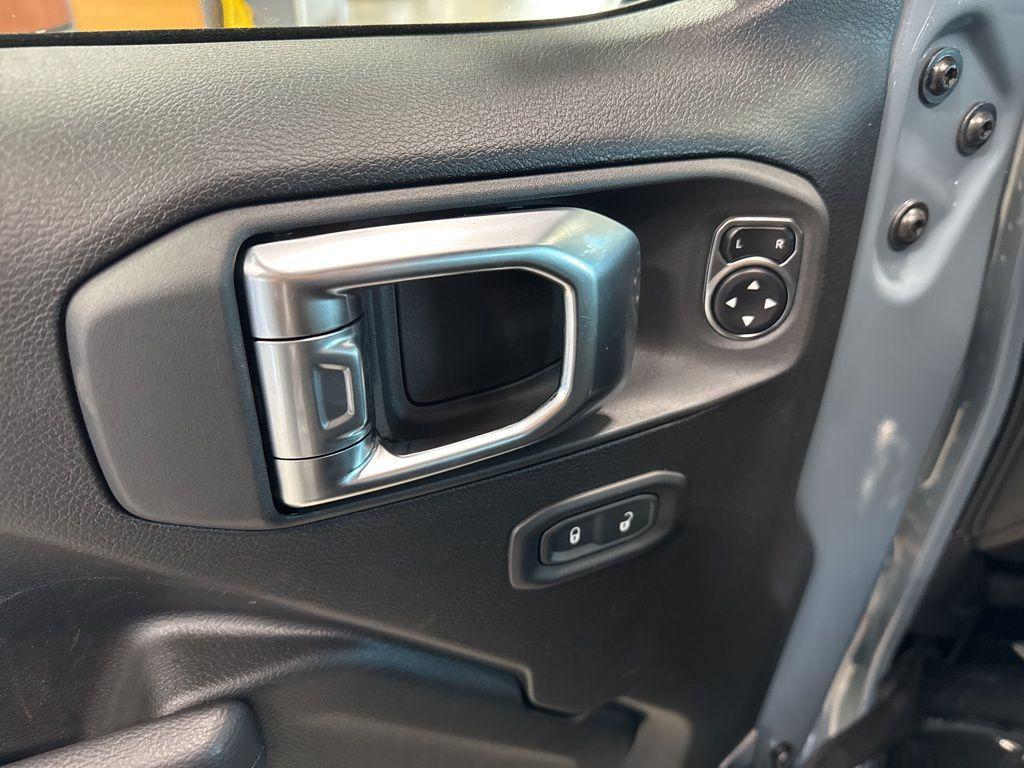 new 2025 Jeep Wrangler car, priced at $45,334