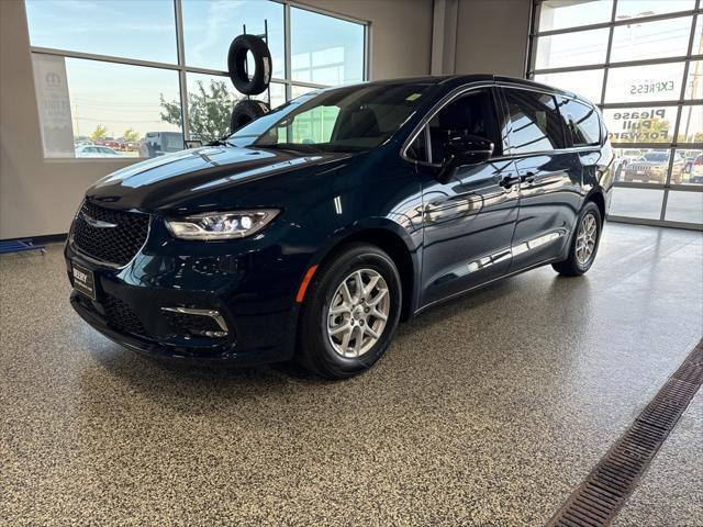 new 2025 Chrysler Pacifica car, priced at $44,937