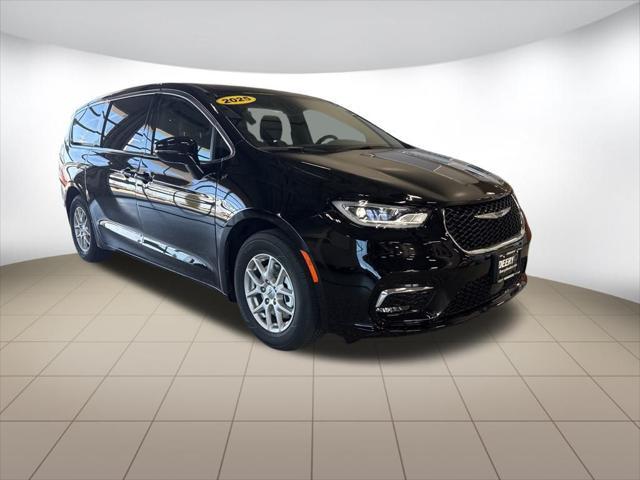 new 2025 Chrysler Pacifica car, priced at $39,274