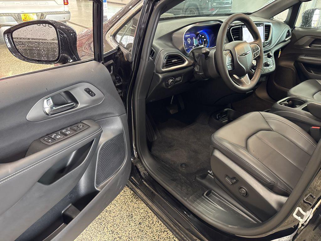 new 2025 Chrysler Pacifica car, priced at $45,182