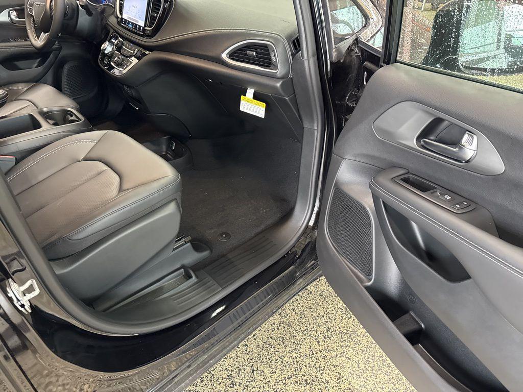 new 2025 Chrysler Pacifica car, priced at $45,182