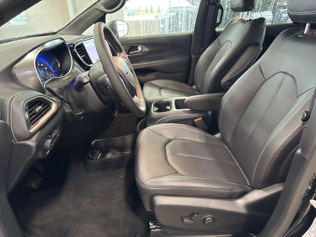 new 2025 Chrysler Pacifica car, priced at $45,182