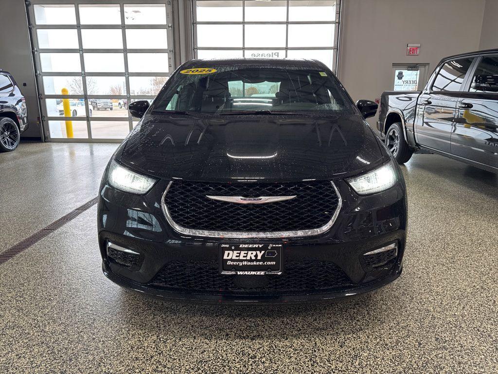 new 2025 Chrysler Pacifica car, priced at $45,182