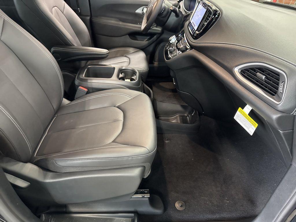 new 2025 Chrysler Pacifica car, priced at $45,182