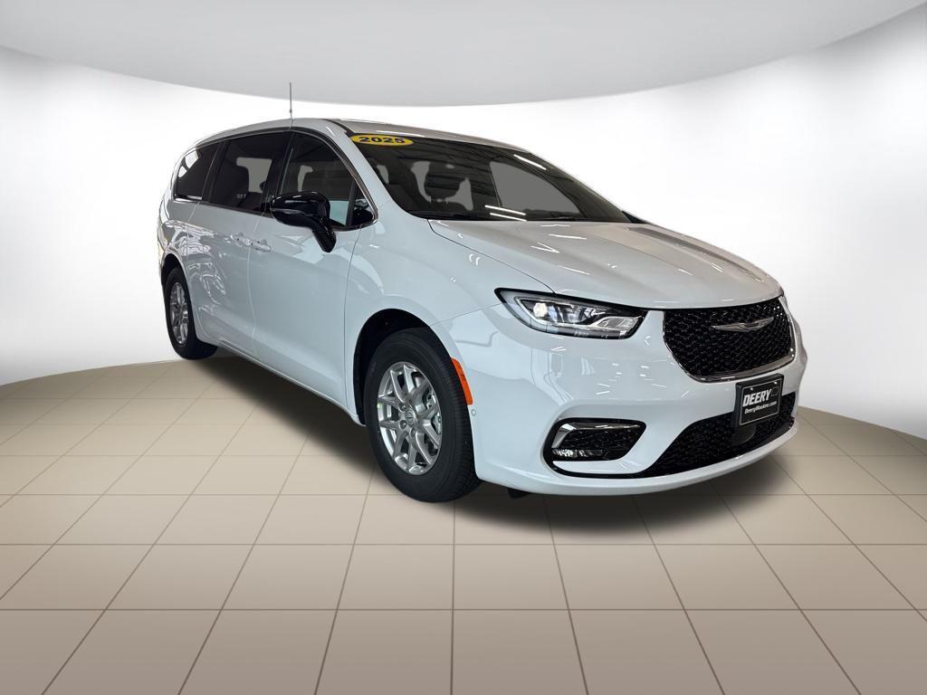 new 2025 Chrysler Pacifica car, priced at $41,276
