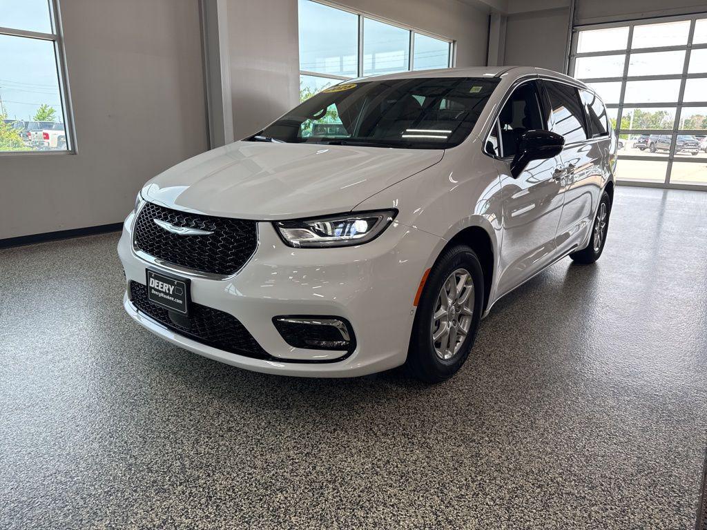 new 2025 Chrysler Pacifica car, priced at $41,276
