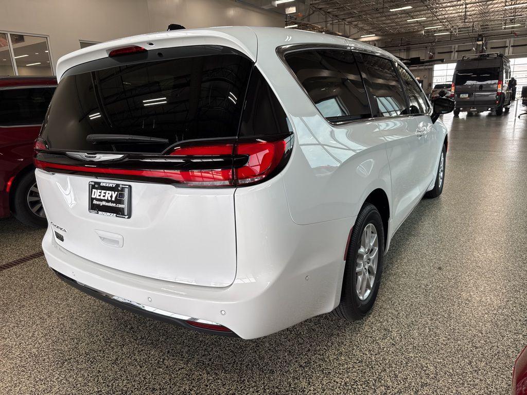 new 2025 Chrysler Pacifica car, priced at $41,276