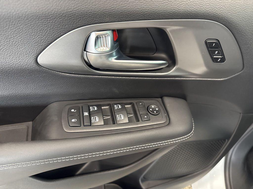new 2025 Chrysler Pacifica car, priced at $41,276
