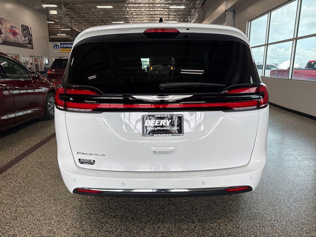 new 2025 Chrysler Pacifica car, priced at $41,276