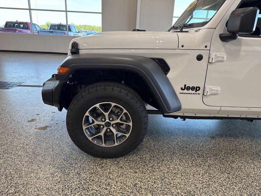 new 2025 Jeep Wrangler car, priced at $40,576