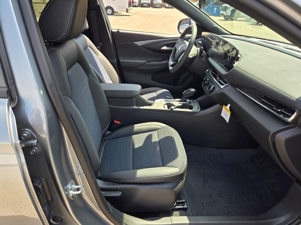 new 2025 Buick Envista car, priced at $23,926