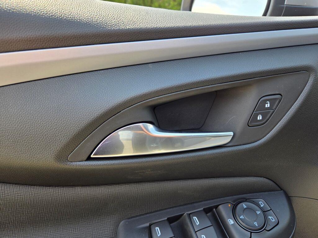 new 2025 Buick Envista car, priced at $23,926