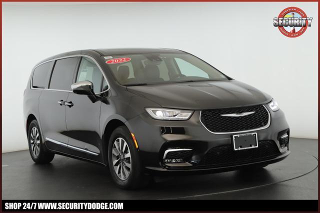used 2022 Chrysler Pacifica Hybrid car, priced at $36,900