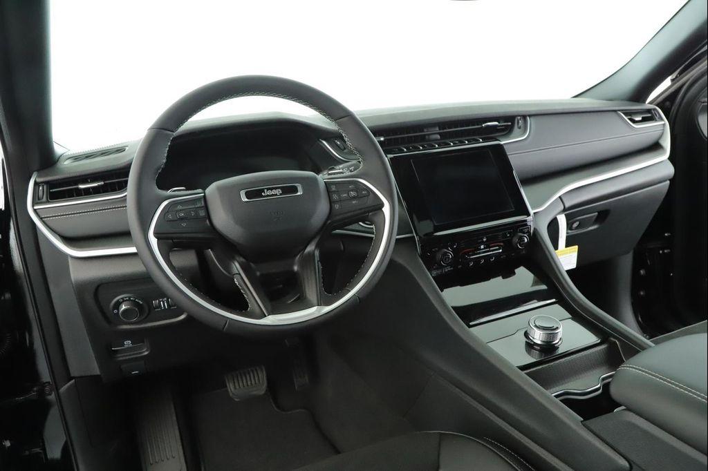 new 2025 Jeep Grand Cherokee car