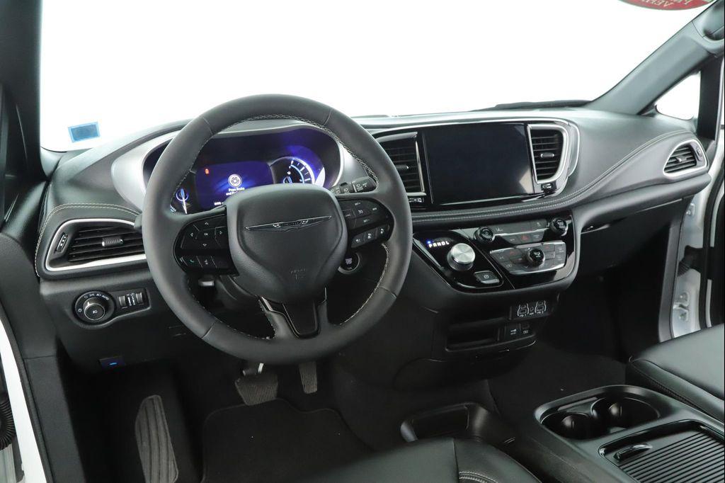 used 2022 Chrysler Pacifica Hybrid car, priced at $38,900