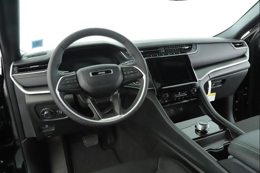 new 2025 Jeep Grand Cherokee car