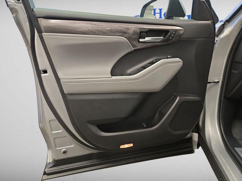 used 2024 Toyota Highlander car, priced at $44,997