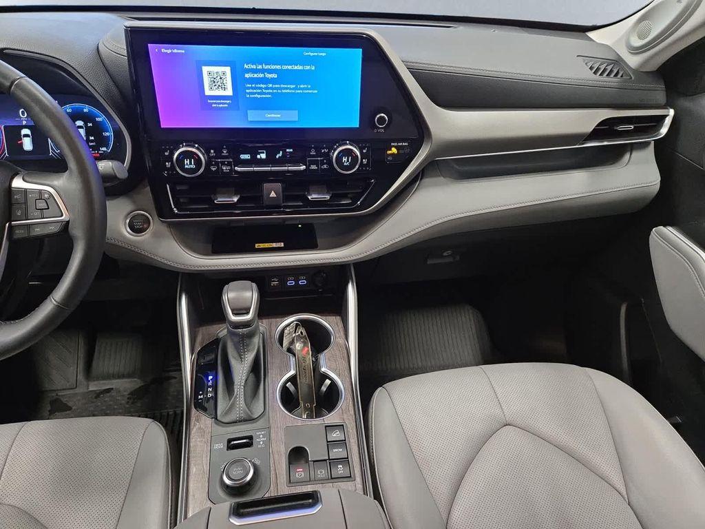 used 2024 Toyota Highlander car, priced at $44,997