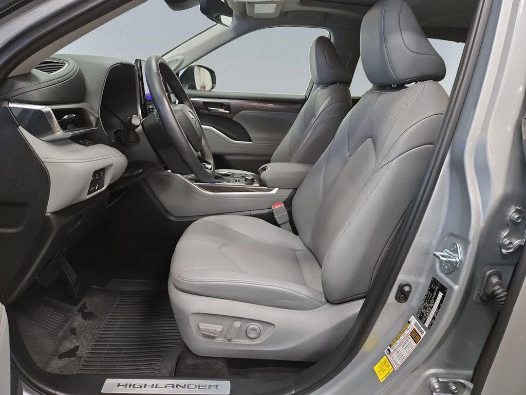 used 2024 Toyota Highlander car, priced at $44,997