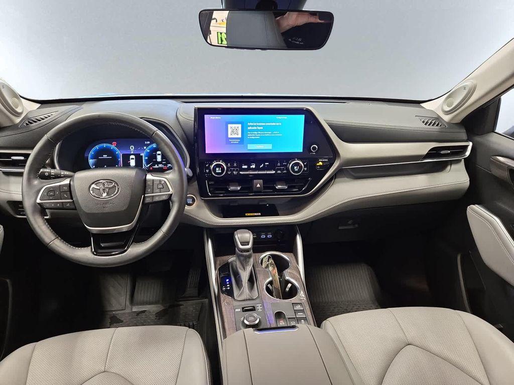 used 2024 Toyota Highlander car, priced at $44,997