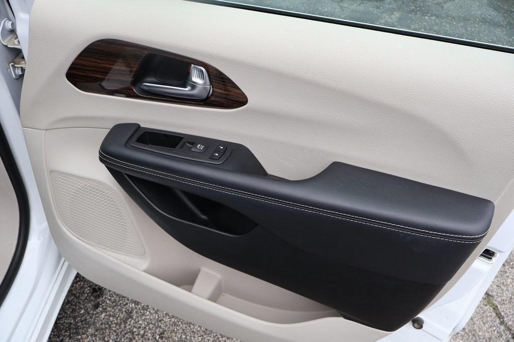 used 2023 Chrysler Pacifica car, priced at $30,959