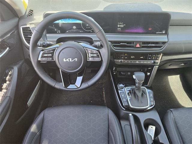 new 2025 Kia Carnival Hybrid car, priced at $57,810