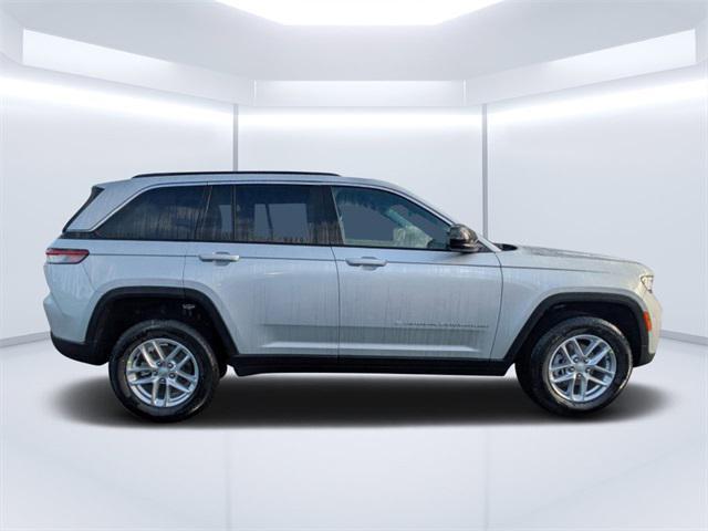 new 2025 Jeep Grand Cherokee car, priced at $40,175