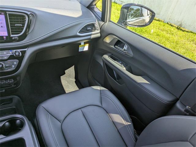 new 2025 Chrysler Pacifica car, priced at $45,685