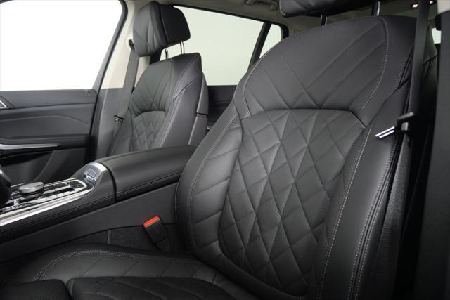 new 2025 BMW X7 car, priced at $89,020