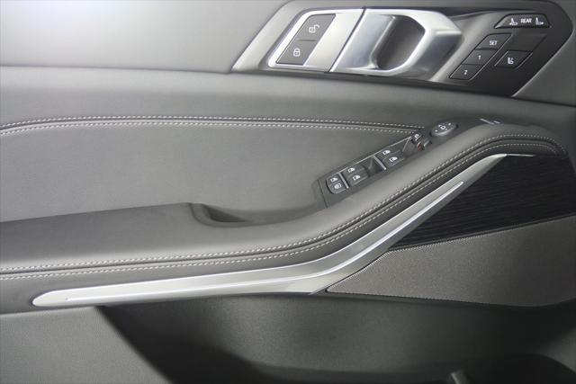 new 2026 BMW X7 car, priced at $100,185