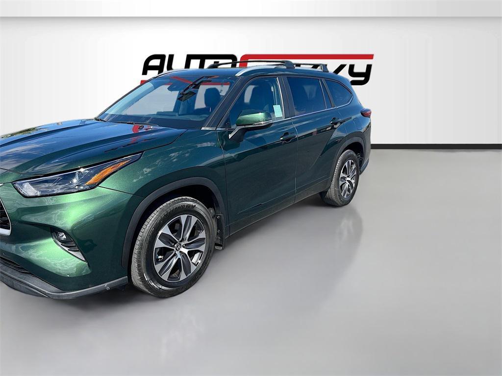 used 2023 Toyota Highlander Hybrid car, priced at $34,400