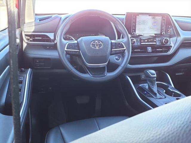 used 2022 Toyota Highlander car, priced at $28,000