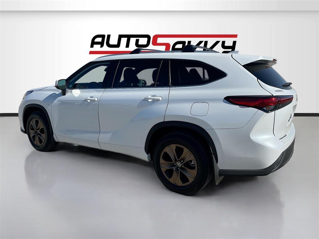 used 2022 Toyota Highlander Hybrid car, priced at $31,300