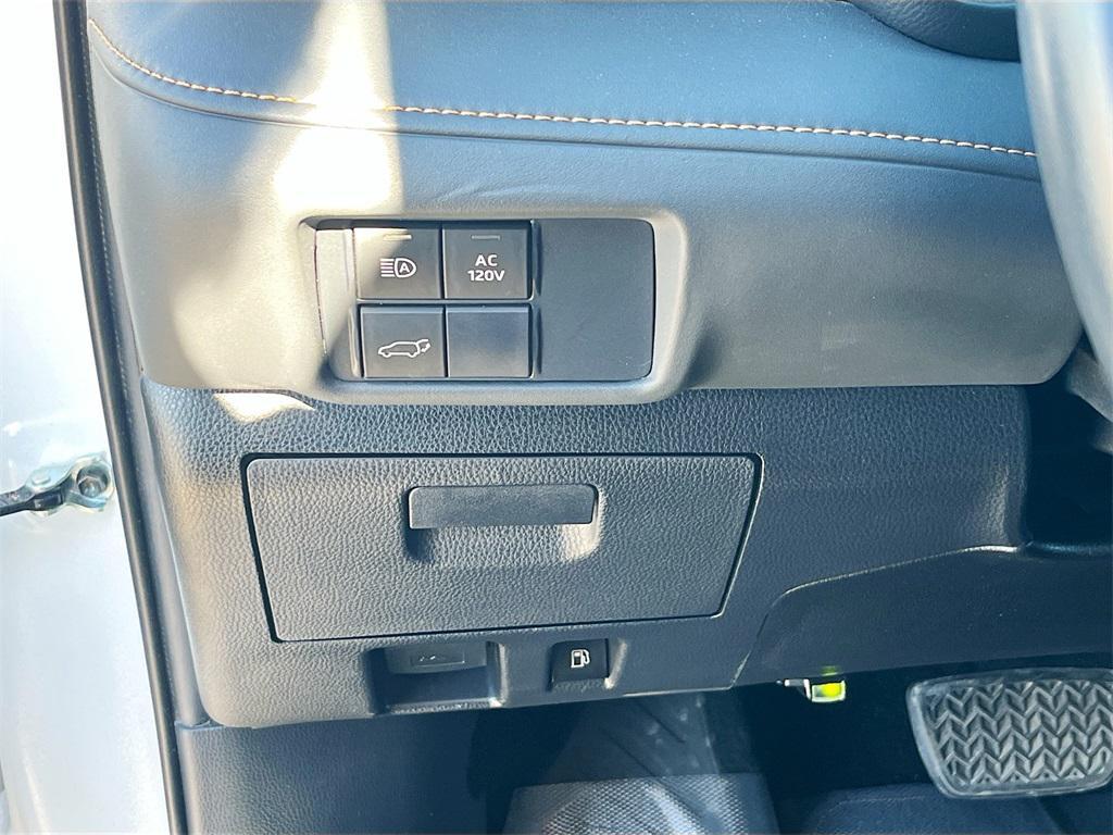 used 2022 Toyota Highlander Hybrid car, priced at $31,300