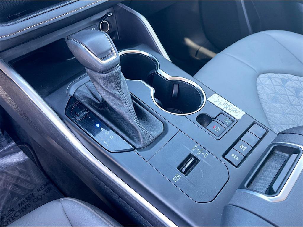 used 2022 Toyota Highlander Hybrid car, priced at $31,300