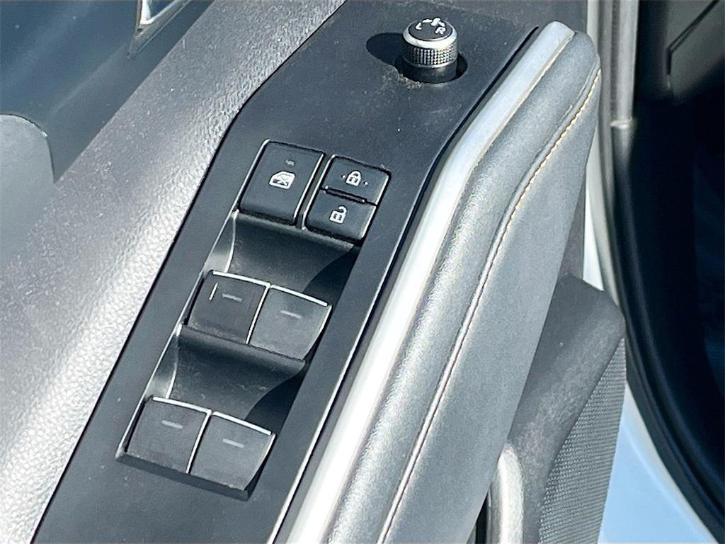 used 2022 Toyota Highlander Hybrid car, priced at $31,300