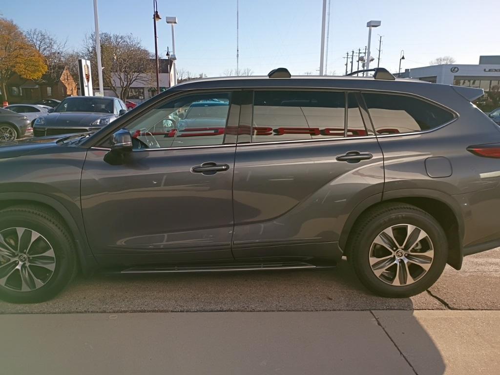 used 2022 Toyota Highlander car, priced at $27,910