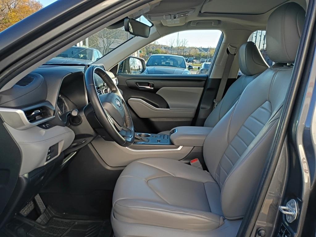 used 2022 Toyota Highlander car, priced at $27,910