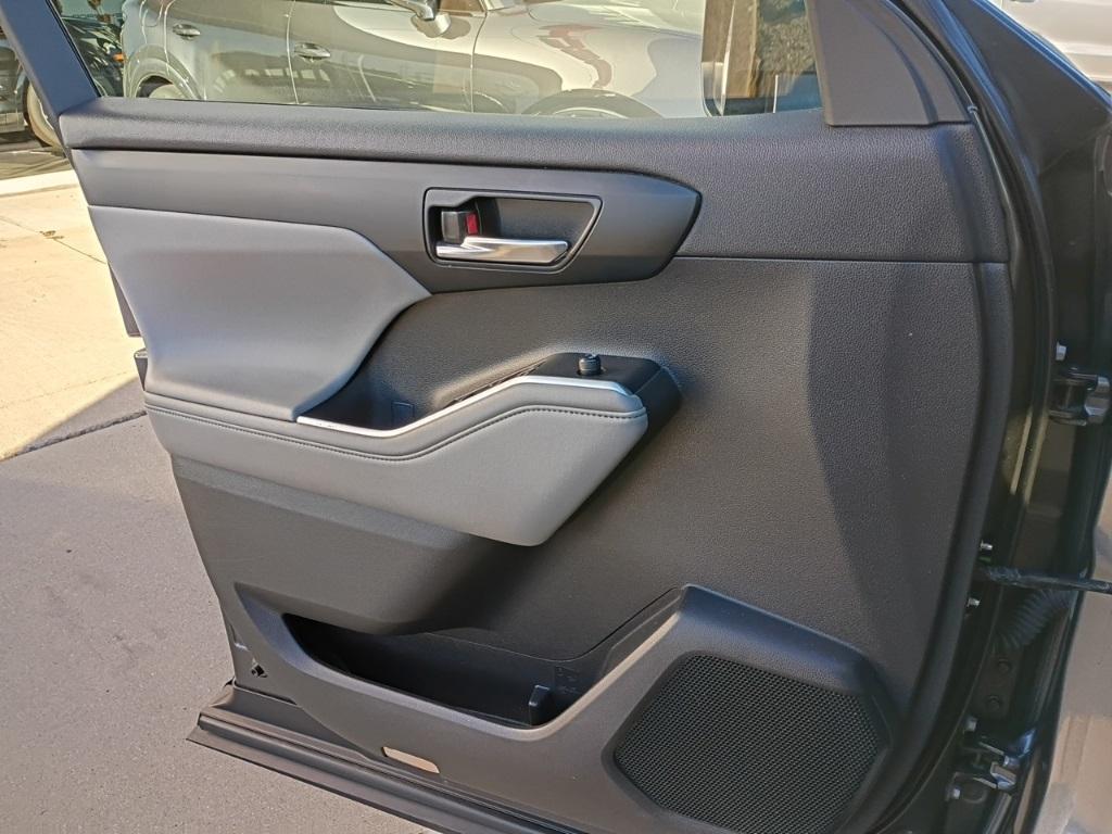 used 2022 Toyota Highlander car, priced at $27,910