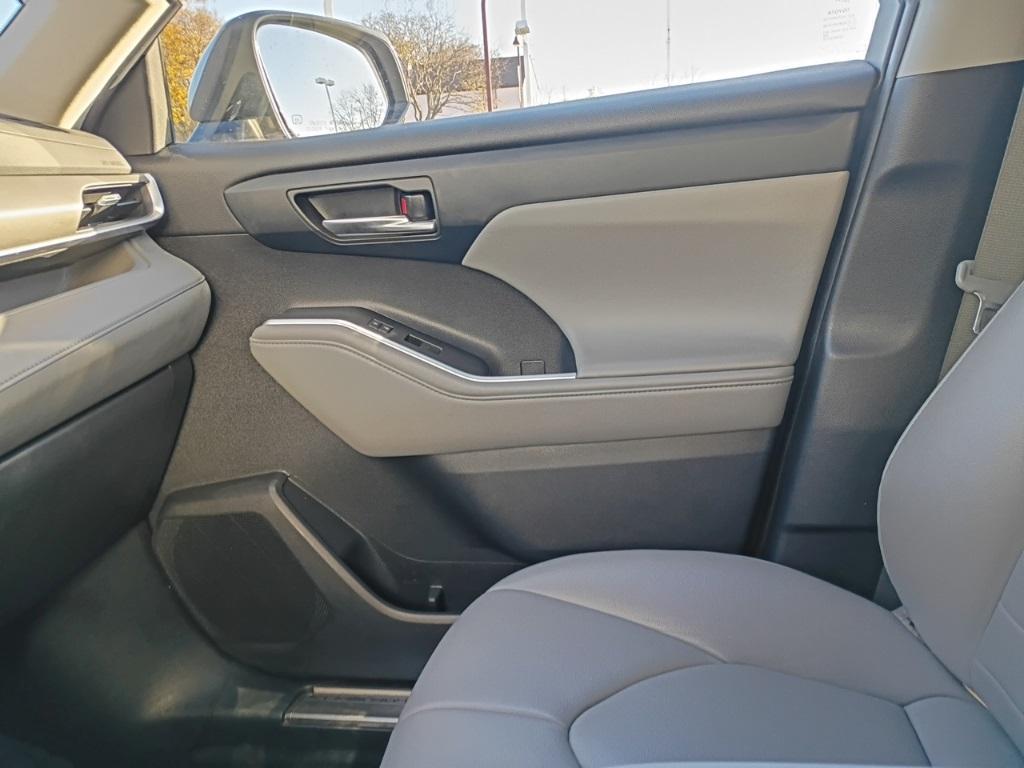 used 2022 Toyota Highlander car, priced at $27,910