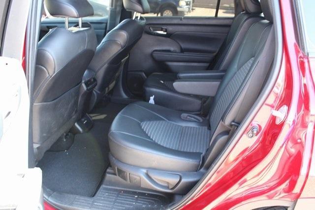 used 2021 Toyota Highlander car, priced at $34,999